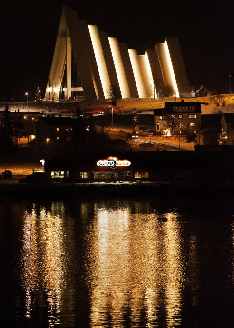 TROMS�: Ishavskatedralen speiler seg i Troms�sundet. Foto: JOHAN BRUN