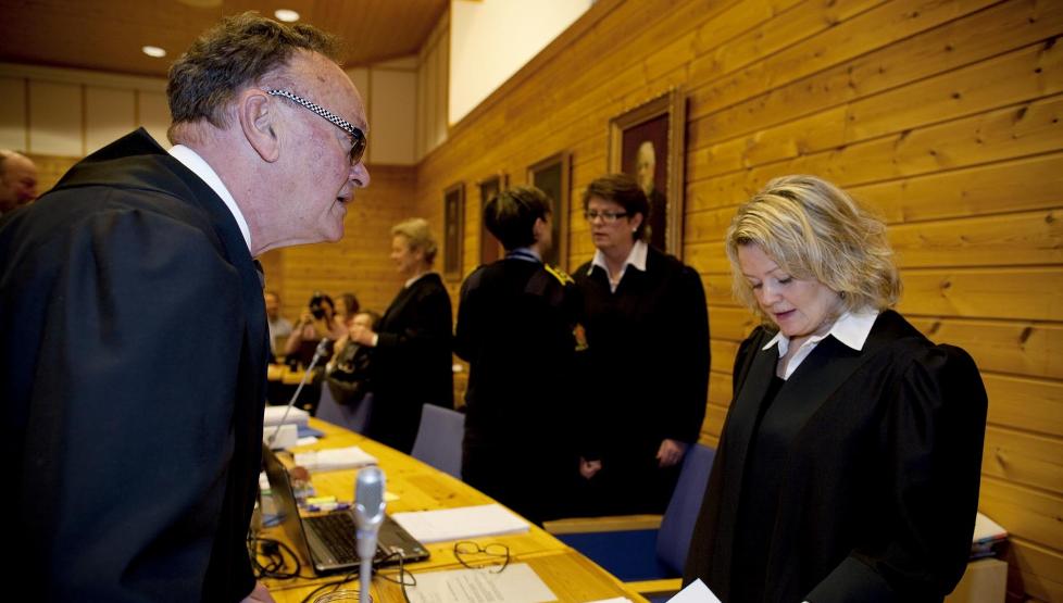 OVERGREPSSAKEN I ALVDAL: Sverre N�ss er forsvarer til 64-�ringen i samtale med aktor Iris Stor�s i S�r-�sterdal tingrettslokaler p� Elverum. Foto: Tomm W. Kristiansen