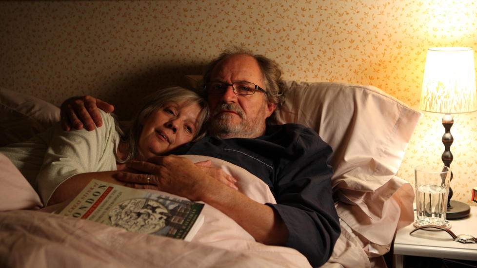 TILSAMMANS: Gerri (Ruth Sheen) og Tom (Jim Broadbent) er det lykkelige paret i en ulykkelig krets i den eminente �Another Year�.