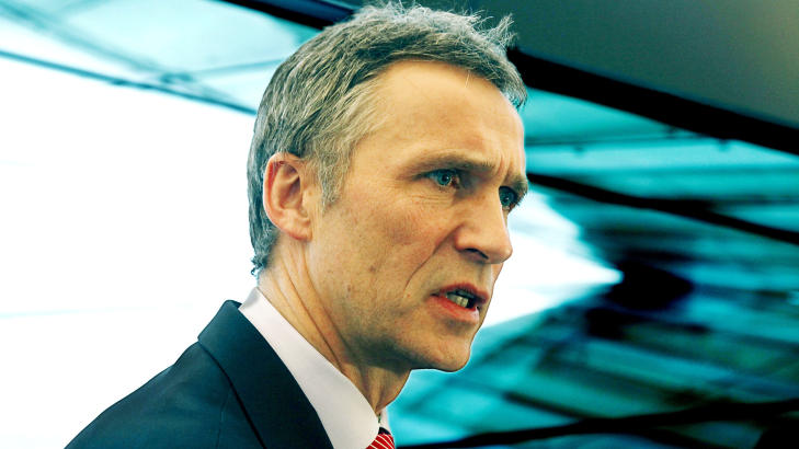 MÅ FORHANDLE: En samlet opposisjon med regjeringenspartiene SV og Sp er i mot en norsk innføring av EUs datalagringsdirektiv. Skal Jens Stoltenberg og Ap få flertall, må Høyre stille opp med minst 21 representanter som stemmer for. 10 av 30 i Høyres gruppe er nå kritiske eller i mot direktivet. Her er statsministeren fra NHO-konferansen i Operaen nylig. Foto: Jacques Hvistendahl / Dagbladet MÅ FORHANDLE: En samlet opposisjon med regjeringenspartiene SV og Sp er i mot en norsk innføring av EUs datalagringsdirektiv. Skal Jens Stoltenberg og Ap få flertall, må Høyre stille opp med minst 21 representanter som stemmer for. 10 av 30 i Høyres gruppe er nå kritiske eller i mot direktivet. Her er statsministeren fra NHO-konferansen i Operaen nylig. Foto: Jacques Hvistendahl / Dagbladet
