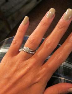 Sneik inn forlovelsesringen p� bloggen