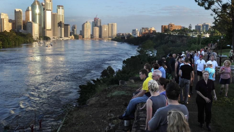 BRISBANE:  Innbyggerne i Brisbane v�knet i dag til den gode nyheten om at flommen i byen blir mindre omfattende enn man fryktet. Foto:   EPA/DAVE HUNT