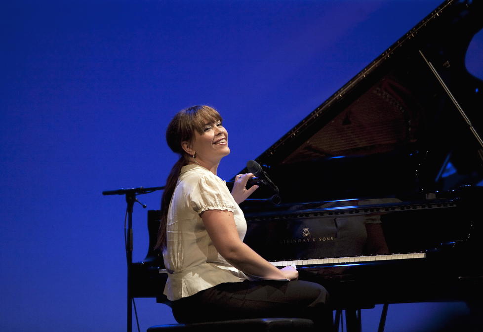 PIANOGJEST:  Solveig Slettahjell har med seg Morten Qvenild p� piano og effekter p� sitt nye album, men overtar flygelet selv p� Tom Waits/Kathleen Brennans �Take It With Me�. FOTO: HENNING LILLEG�RD/DAGBLADET
