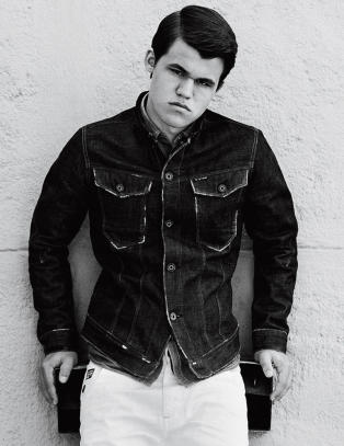 Carlsen fotomodell med Bond-babe