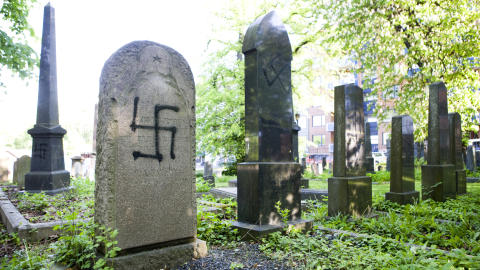 ANTISEMITTISME I NORGE:I fjor ble den j�diske gravplassen p� Sofienberg i Oslo tagget med nazisymboler. Norske j�der har opplevd flere krenkelser det siste ti�ret. 
Foto: Berit Roald / SCANPIX .
