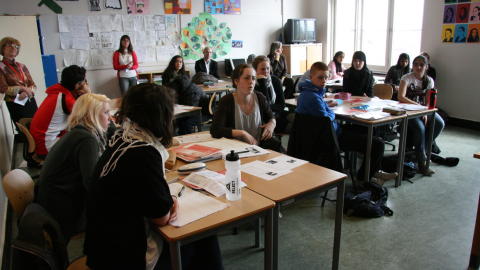 TR�BBEL I SKOLEN: I fjor ble det avdekket at mange j�diske skolebarn ble utsatt for hets og angrep, det s� s�rlig ut til � v�re et problem p� skoler med mange muslimske elever. Dette er klasse 9B p� Ila skole i Oslo, hvor muslimske, j�diske og kristne g�r i klasse med hverandre. Foto: Arna Vikanes S�rheim