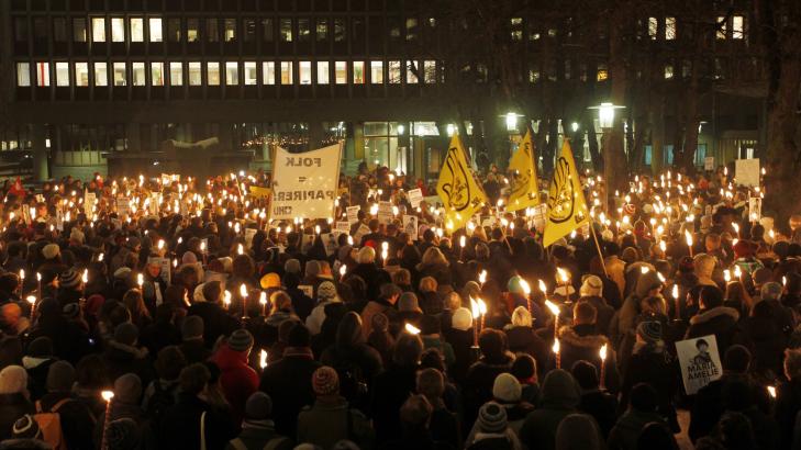 STORT OPPM�TE:  Flere hundre mennesker har m�tt opp foran Justisdepartementet i Oslo for � vise sin st�tte for Maria Amelie i kveld. Foto: Scanpix