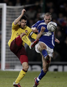 Fabregas mener Ipswich spiller mer rugby enn fotball