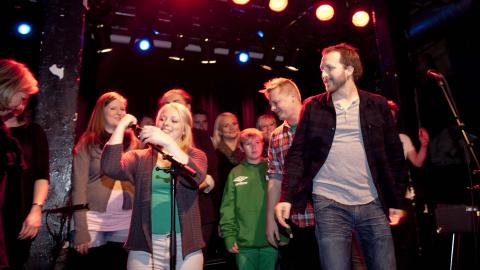 SANG FOR FULL HALS:  Thom Hell tok med koret sitt fra Det Store Korslaget p� TV 2 til Bl�.  Foto: Sveinung Uddu Ystad