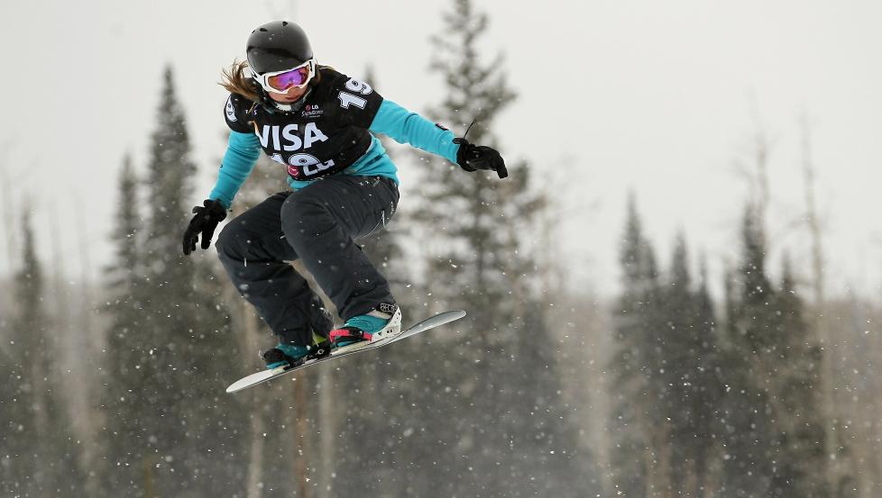 SKADET: Den norske snowboardkj�reren Helene Olafsen var uheldig og brakk beinet under treningskj�ring.Foto: SCANPIX/Doug Pensinger/Getty Images/AFP