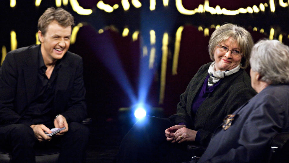 P� NRK I KVELD:  Fredrik Skavlan snakker med Eva Gabrielsson om hennes bok kommende om livet med Stieg Larsson. Hun holder kortene tett til brystet og r�per ikke mye - s� langt. Helt til h�yre skuespiller B�rje Ahlstedt. Foto: Anders Gr�nneberg