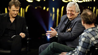 IBSEN BERGENSER: Skuespiller B�rje Ahlstedt hevder at Henrik Ibsen er bergenser - og b�de komiker Harald Eia (t.h.) og gir til slutt etter for hans p�st�elighet. Fredrik Skavlan til venstre.
