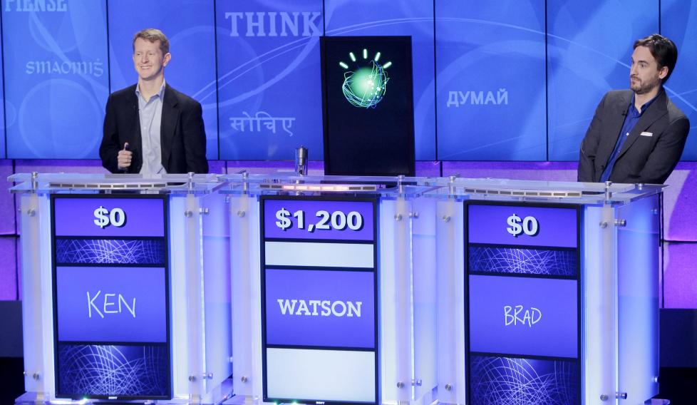 TESTRUNDE: Jeopardy-mestrene Ken Jennings og Brad Rutter fikk bank av IBMs datamaskin Watson i g�rsdagens pr�veomgang. Foto: SCANPIX