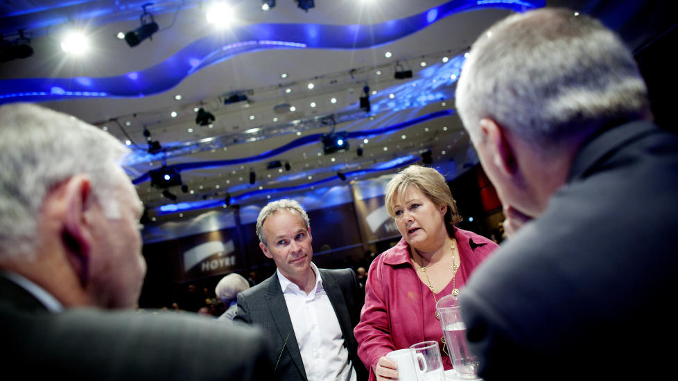VANSKELIG SAK: Partileder Erna Solberg og nestleder Jan Tore Sanner under H�yre sitt landsm�te i fjor.  Hovedtemaet for dagen var datalagringsdirektivet. Med 175 mot 108 stemmer vedtok H�yres landsm�te � ikke ta stilling mot datalagringsdirektivet.
Foto: Kyrre Lien / Scanpix .
