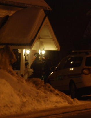 V�pnet politi tok seg inn i hus