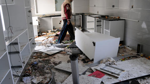 FORHATT FAMILIE:  En mann g�r gjennom det robbede huset til Moaez Trabelsi, nev�en til den tidligere presidentens kone, Leila Trabelsi, i byen Marsa som ligger 20 kilometer nord for hovedstaden Tunis. Foto: Hassene Dridi/Ap/Scanpix