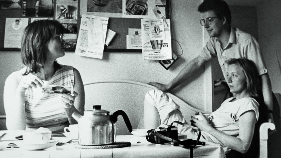 PERSONLIG: Eva Gabrielsson har skrevet en sterkt personlig bok om livet med Stieg Larsson. Her er de p� kj�kkenet i leiligheten i Rinkeby, sammen med hennes s�ster. Foto: ANDERS GR�NNEBERG