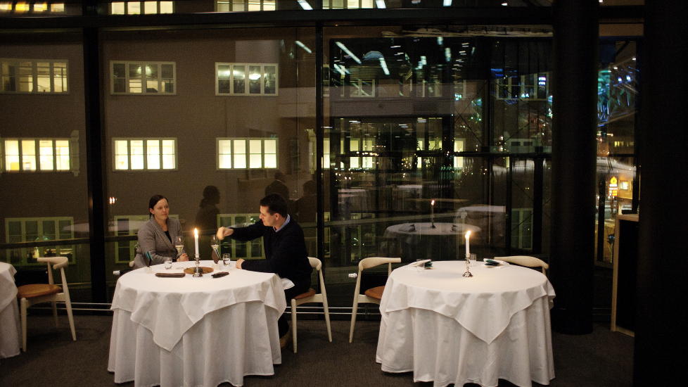 Storbynatt: Lokalene til Maaemo og utsikten til Bj�rvikas h�yhus i glass og betong gir en f�lelse av � v�re i New York. Foto: Jo Straube.