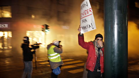 T�REKASS OG BRANNBOMBER: Politiet med harde virkemiddel for � skille demonstrantene etter Gazakrigen i 2009. Foto: Sigurd Fandango / Dagbladet