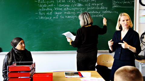 - ALLE M� F� LOV � LEVE MED DEN RELIGIONEN DE HAR: Det sa  barne- og likestillingsminister Anniken Huitfeldt da Handlingsplan mot religi�s mobbing ble lagt fram i fjor. Her sammen med Somaya Choukri (16) fra Ung Muslim som fortalte at hun hadde opplevd � bli kalt terrorist. Foto: Arna Vikanes S�rheim/Dagbladet