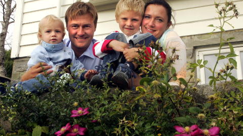 Familien: Idar Vollvik sammen med kona Anita og to av barna, fra den tida han hadde masse penger.