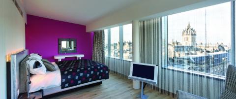 I cocktailbaren med allv�rsjakke og tursekk