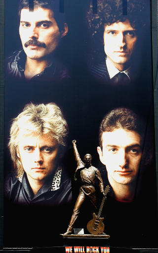  Freddie Mercury i bronse: En bronsesatue av Freddie Mercury, flankert av medlemmene i Queen;  fra �verst tilvenstre Freddie Mercury,, Brian May, John Deacon og Roger Taylor, (AP Photo)