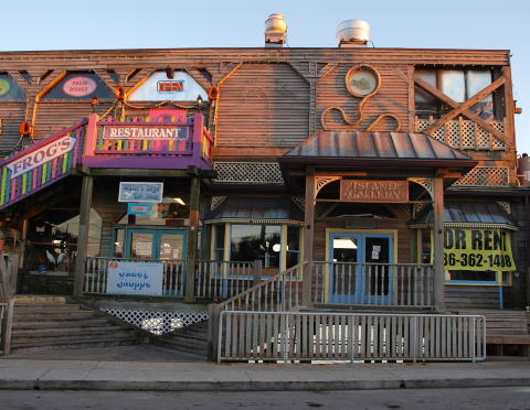 GATELANGS I CEDAR KEY: Ledige lokaler langs den korte hovedgata. Foto: JOHN-ARNE GUNDERSEN