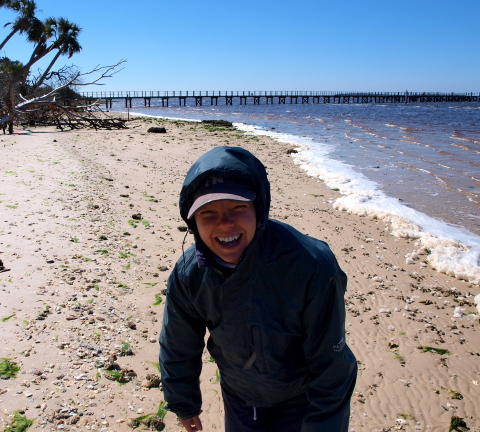 THE ACTION FIGURE: Luz Kraujalis (50) p� �ya Atsena Otie, der hun pleier � plukke skjell. Foto: JOHN-ARNE GUNDERSEN