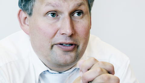 UNDER TARIFF: Renholdere som vasker for Norges Vassdrags- og energidirektorat (NVE) har f�tt betalt under tariff. NVE er underlagt olje- og energiminister Terje Riis-Johansen (bildet). Foto: JACQUES HVISTENDAHL/DAGBLADET