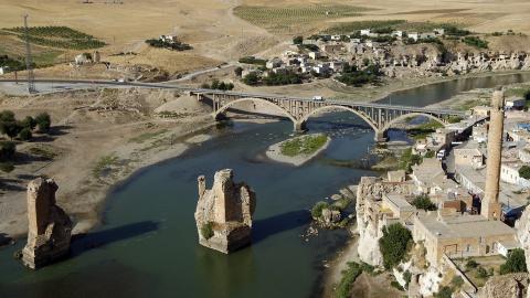 OGS� I FARE: Elva Tigris renner gjennom byen Hasankeyf helt �st i Tyrkia. Ogs� den st�r i fare for � bli �delagt av et damprosjekt. Foto: REUTERS/Murad Sezer