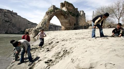 VIL OVERSV�MME 80 LANDSBYER: Damprosjektet ved Tigris vil legge 80 landsbyer under vann. Bildet viser barn i Hasankeyf. Byen rommer ogs� en rekke sumeriske, romerske og ottomanske kulturskatter. Foto: REUTERS/Umit Bektas