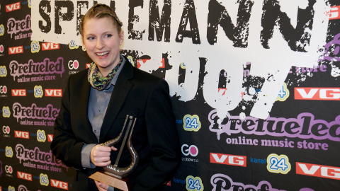 FØRST OG FREMST ARTIST: Susanne Sundfør ble kåret til beste kvinnelige artist under Spellemann-utdelingen i 2007, men anerkjente ikke seieren. Fra scenen snakket
hun Spellmannprisen midt i mot.
Foto: Eirik Helland Urke / Dagbladet FØRST OG FREMST ARTIST: Susanne Sundfør ble kåret til beste kvinnelige artist under Spellemann-utdelingen i 2007, men anerkjente ikke seieren. Fra scenen snakket
hun Spellmannprisen midt i mot.
Foto: Eirik Helland Urke / Dagbladet