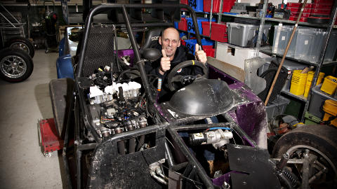 LITEN, MEN HISSIG:  Rune Rudberg p� plass i sin avkledde shortcar.