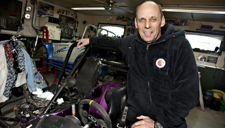 NY LIVSSTIL: Artisten Rune Rudberg har lagt om livsstilen. - Jeg m�tte veggen og m�tte finne p� noe. Redningen ble motorsporten shortcar, som jeg er blitt hekta p�, sier Rune Rudberg.