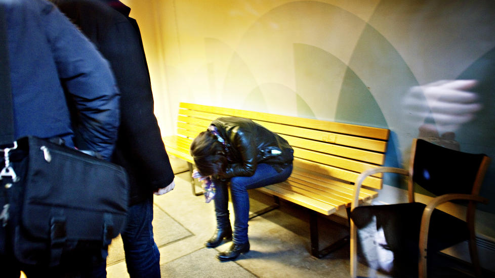 PREGET: Maria Amelie var tydelig preget da hun meldte seg for Politiets utlendingsenhet i dag. Foto: Nina Hansen