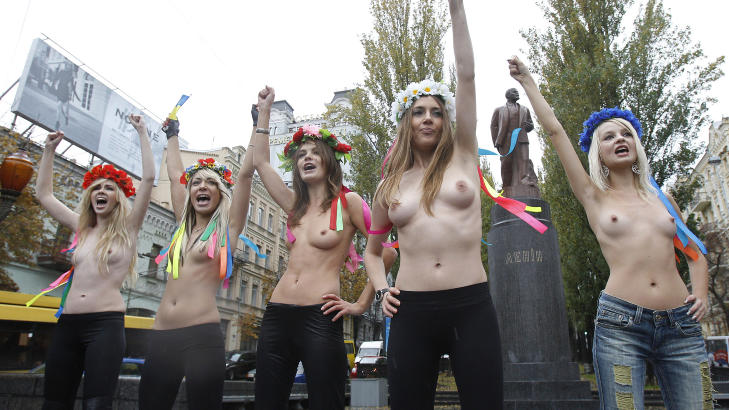MOTSTANDERE AV RUSSLAND: Kvinnene fra Femen demonstrerer foran en Lenin-statue i Kiev. Foto:  Reuters/Gleb Garanich/Scanpix