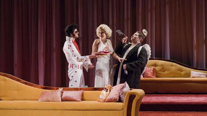 KOMIKK: Elvis AKA Helmer (P�l Christian Eggen), Marilyn AKA Nora (Ane Skumsvoll) og en engel med sigar AKA Dr. Rank (Nils J�rgen Kaalstad) opptrer alle tro mot Ibsen. Foto: GT Nergaard, Tr�ndelag Teater