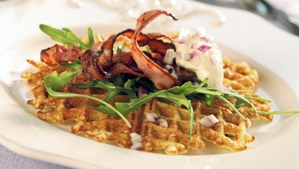 MIDDAG: Hvem har sagt at man ikke kan spise vafler til middag? Det er bare � tilsette poteter i vaffelr�ra. FOTO: Syn�ve Dreyer, www.matprat.no