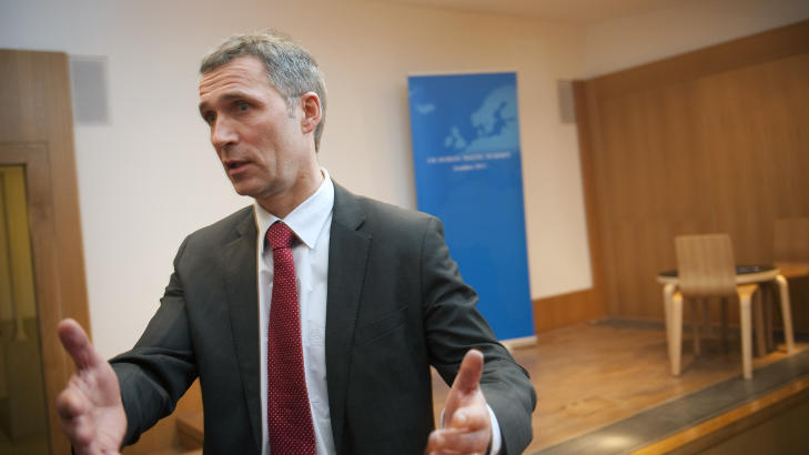  TUNGT P� HJEMMEBANE: Statsminister Jens Stoltenberg p� pressetreffet etter plenumssesjonen under det nordisk baltiske statsministerm�tet i London torsdag ettermiddag. Tilbake i Norge m�ter han deprimerende velgeroppslutning.
FOTO: MARK EARTHY, SCANPIX.