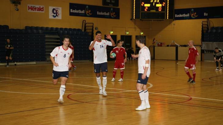 RAKK � SCORE: Abdurahim �Ibba� Lajaab jubler etter � ha satt inn 2-0 for Norge. Noen minutter senere ble han han utvist - etter at lagene hadde g�tt til pause. Foto: fotball.no