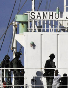 Norske redere vurderer � bev�pne skip