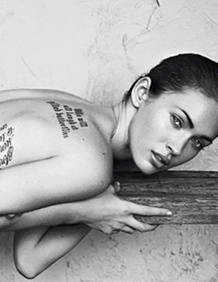 Poserer toppløs for Armani