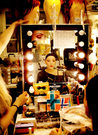 Extreme makeover: Siden september i fjor har Trondheimsjenta Mari Smistad Haugen blitt forvandlet til Scaramouche, heltinna i We Will rock you.Foto: Agnete Brun / Dagbladet
