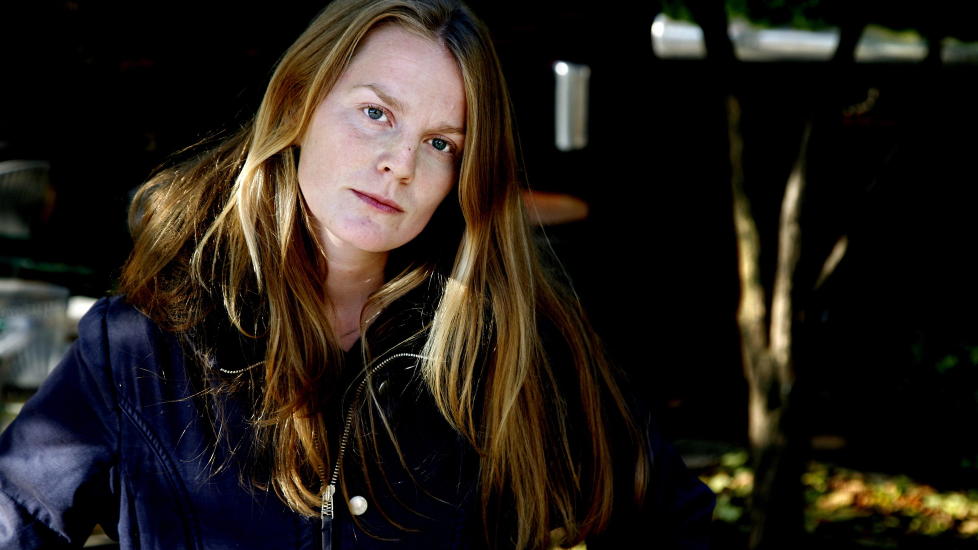 BRUKER F�LELSENE: Forfatter Ingvild H. Rish�i (32) har klart � bli kvitt angsten, men kanaliserer sine f�lelser inn i noveller. Foto: Steinar Buholm / Dagbladet