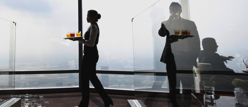 H�Y SERVERING: Restauranten At.Mosphere ligger i 122. etasje i verdens h�yeste bygning, Burj Khalifa i Dubai. Foto: JUMANA EL-HELOUEH/REUTERS/SCANPIX