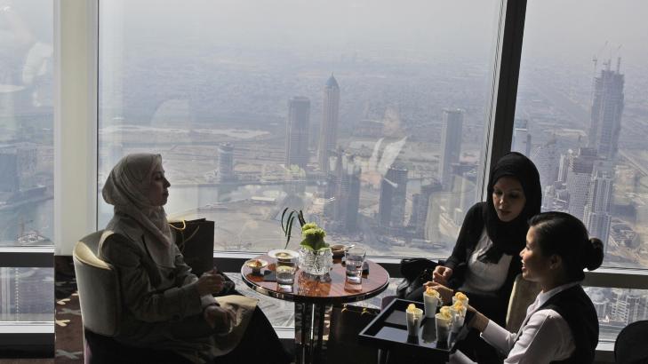 VERDENS H�YESTE: Det er ikke mulig � f� servering i en bygning s� h�yt over bakken noe annet sted i verden. Foto: KAMRAN JEBREILI/AP/SCANPIX