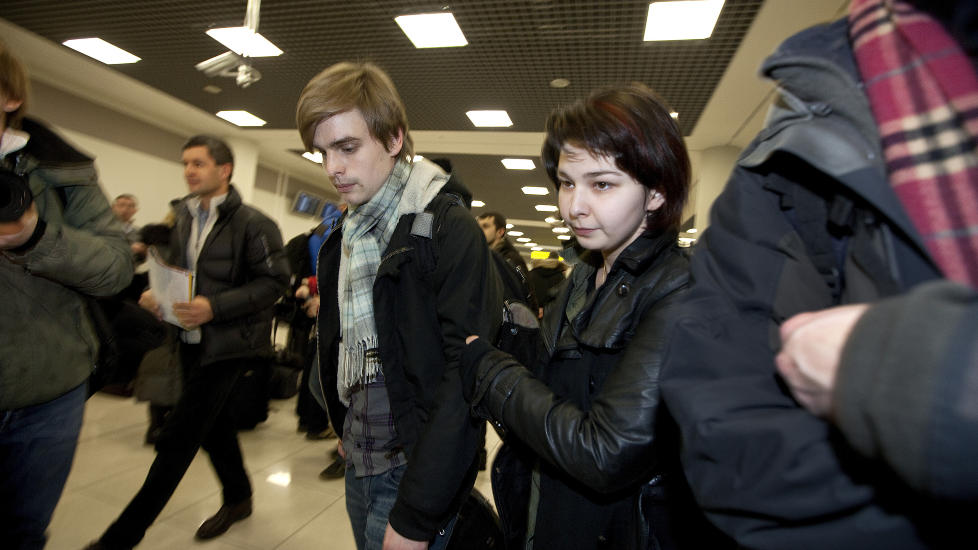  FORSVANT I BIL:  Maria Amelie og kj�resten Eivind Tr�dal ble m�tt av et 20-talls pressefolk fra Norge og Russland p� flyplassen i Moskva i ettermiddag. De ble geleidet direkte ut i en ventende bil.  FOTO: HENNING LILLEG�RD/DAGBLADET.