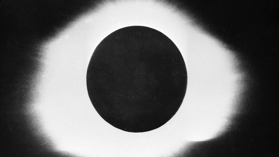 VERDENSROMMET: 30. juni 1954 var det total solform�rkelse i Norge. Form�rkelsen var total i et b�nd som strakte seg s�r�stover over den aller s�rligste delen av landet. Dette bildet skal v�re tatt i Sandefjord. Foto: NTB / Scanpix