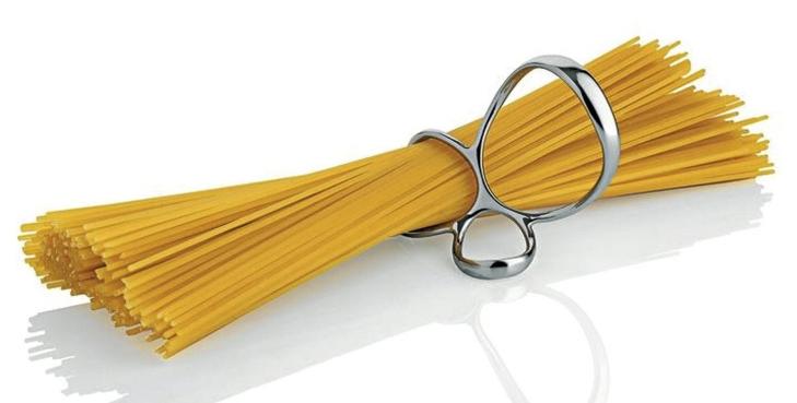 RUSTER IKKE: Voile spagettim�l fra Alessi. Den m�ler tre forskjellige porsjonsst�rrelser og kommer i rustfritt st�l. Den koster 136 kroner hos RoyalDesign.no Foto: Produsenten